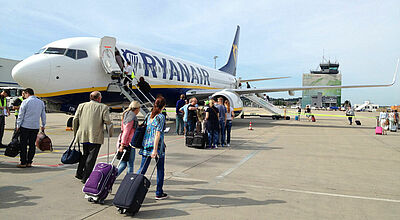 Ryanair schlägt die erhöhten Flugsteuern auch bei bereits gebuchten Flügen auf